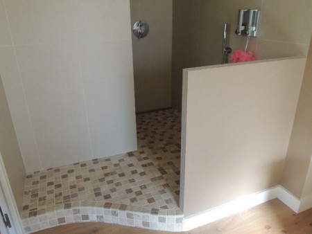 Bac à douche en travertin 5x5 et Faïence format 100 x 50